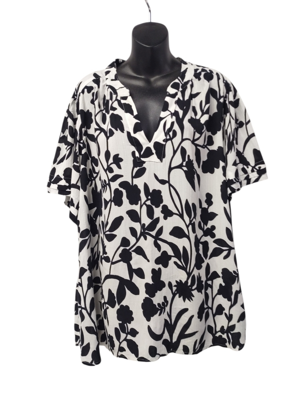 NWT Well Worn XXL Black White Floral V-Neck Short Sleeve Blouse 100% Viscose